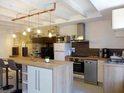 une grande cuisine avec un comptoir en bois et des appareils électroménagers dans l'établissement Charmante maison pour 4 personnes près du bourg - FR-1-639-58, à Sarzeau