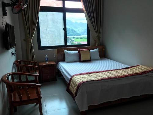 a small bedroom with a bed and a window at Ba Be Lake - Nhà Nghỉ Thư Nhạc in Bak Kan