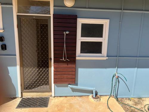 een huis met een deur en een raam bij River Panorama Beach House in Guilderton