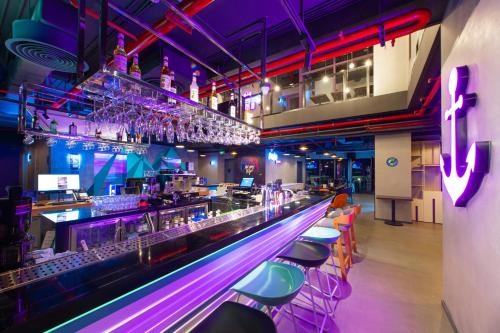 Khu vực lounge/bar tại SOJO Hotel Ha Long