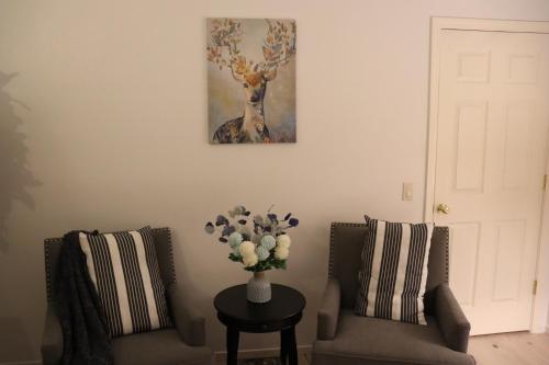 Un lugar para sentarse en Cozy Getaway with Ocean View and Private Entrance!