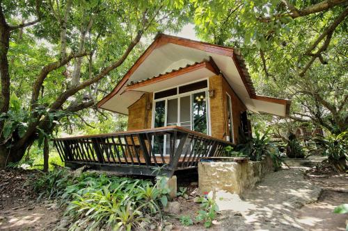 Taman di luar Mon Saeng Jun Homestay