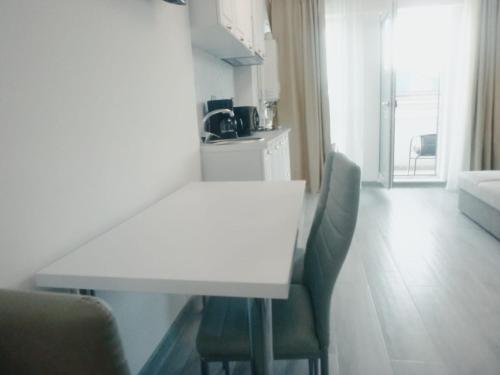 Cuisine ou kitchenette dans l'établissement Studiou Andu Nord 10 by Alezzi