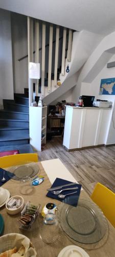 un tavolo da pranzo con sedie e una cucina di B&B AKROPOLIS a Taormina