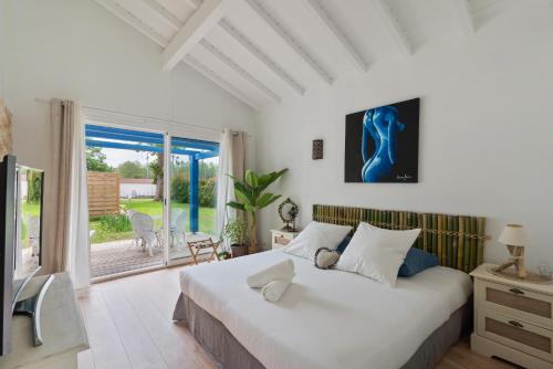 une chambre avec un lit et une grande fenêtre dans l'établissement Biarritz 64 Road House, à Arbonne