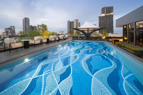 Ramada Plaza by Wyndham Bangkok Sukhumvit 48游泳池或附近泳池