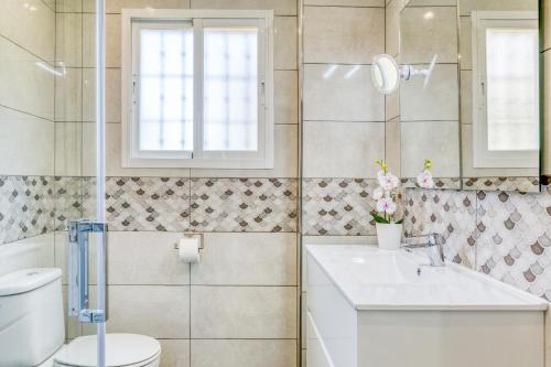 łazienka z toaletą i umywalką w obiekcie Hanami Puerto Alto PA 7-7 w mieście Estepona