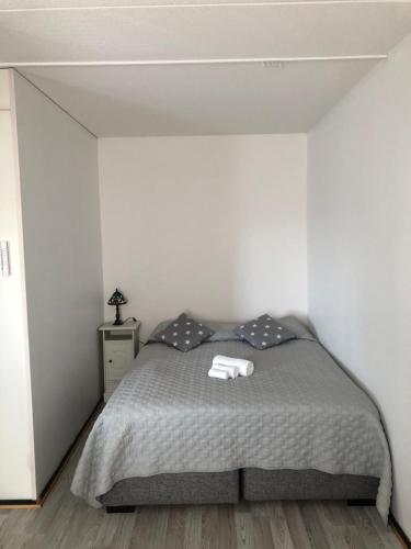 een slaapkamer met een bed met twee handdoeken erop bij Lovely apartment within walking distance -centre in Pori