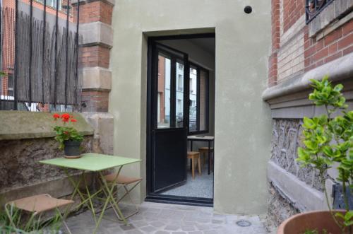 una porta che conduce a un patio con tavolo e sedie di Super studio a Saint-Denis