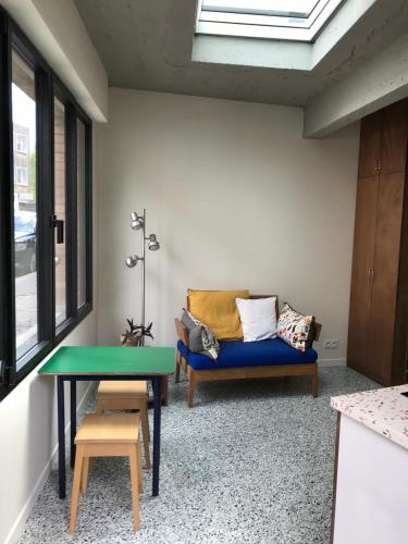 een woonkamer met een bank en een tafel bij Super studio in Saint-Denis