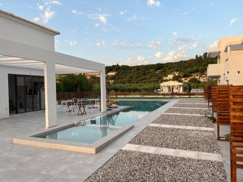 ein Haus mit einem Pool und einer Terrasse in der Unterkunft Κimiro Hotel Tsilivi in Planos