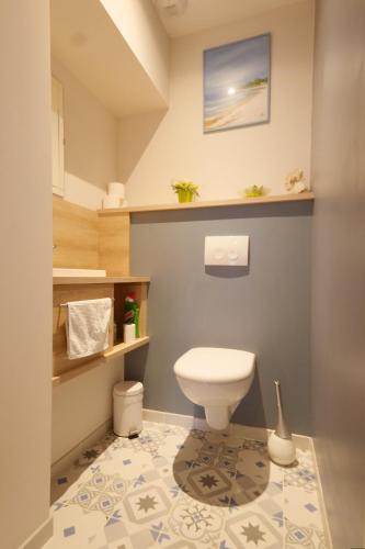 une salle de bain avec des toilettes blanches dans une chambre dans l'établissement La Venise Normande, à Pont-Audemer
