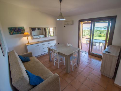 een woonkamer met een bank en een tafel bij Residence Cala Petralana in Porto Pollo