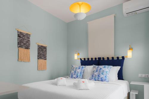 מיטה או מיטות בחדר ב-Corali Suites Andros