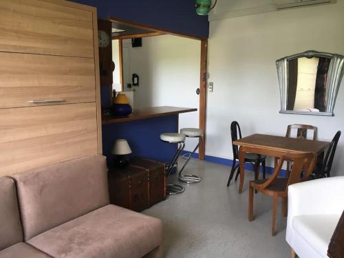 un salon avec un canapé et une table dans l'établissement T2 Palais Lumière, plage à 200m, à La Ciotat