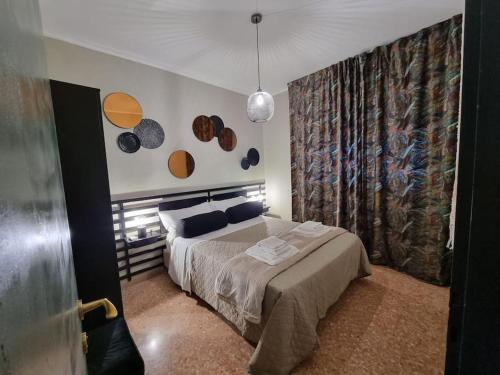 1 dormitorio con 1 cama en una habitación con ventana en MoLo - residenza con accesso diretto al lago en Lazise