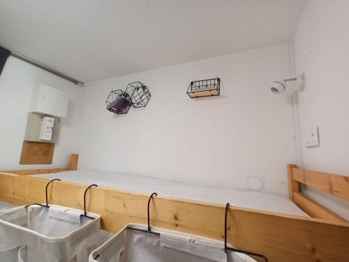 una stanza con un letto a muro con due lavandini di Studio 2 alpes, pied de piste, ménage inclus, balcon, parking a Les Deux Alpes