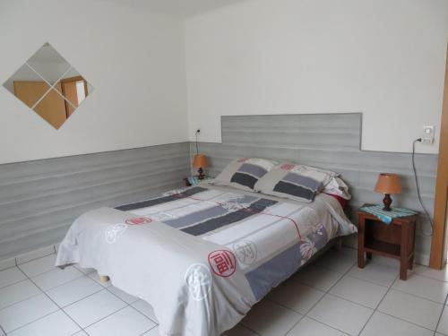 une chambre avec un grand lit dans une pièce dans l'établissement Maison bleue Petermann, à Marckolsheim