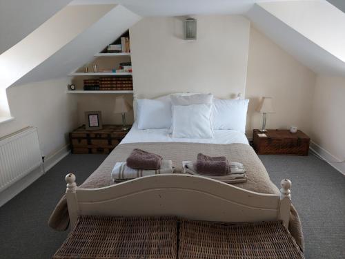 sypialnia z dużym łóżkiem na poddaszu w obiekcie The seaside retreat w mieście Kent