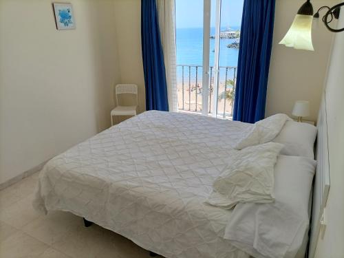 Schlafzimmer mit einem Bett und Meerblick in der Unterkunft Mogán suite in Puerto de Mogán