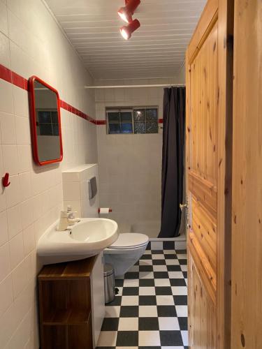 bagno con lavandino, servizi igienici e specchio di Haus Dreil a Ober-Abtsteinach