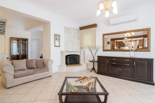 Χώρος καθιστικού στο Luxury Villa Vanato & Pool