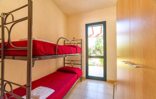 マルサラにあるLilybeo Villageの二段ベッド2台とドアが備わる客室です。