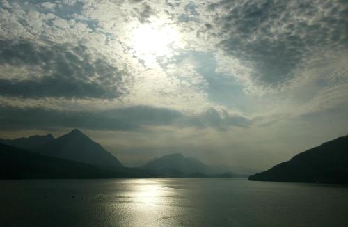 a cloudy sky over a body of water at Seeparadiesli am schönen Thunersee in Därligen