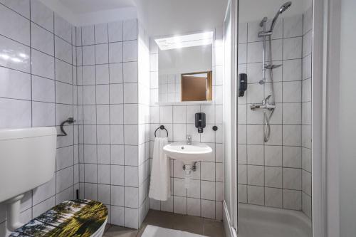 A bathroom at 4 Évszak Völgyhotel