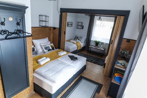 a bedroom with a bed and a mirror at 4 Évszak Völgyhotel in Mátrafüred
