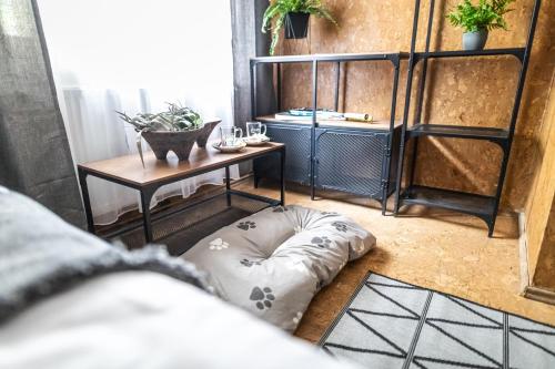 a room with a table and a dog bed on the floor at 4 Évszak Völgyhotel in Mátrafüred