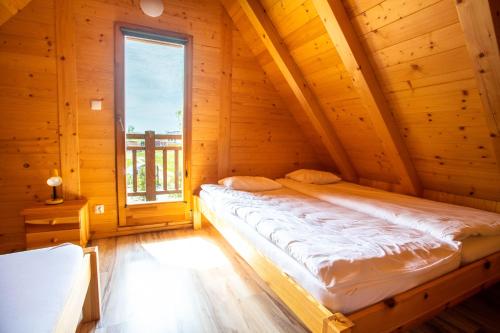Ένα ή περισσότερα κρεβάτια σε δωμάτιο στο Domki Zacisze Łeby