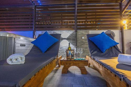 Ένα ή περισσότερα κρεβάτια σε δωμάτιο στο Holiday home Dusak with swimming pool and jacuzzi