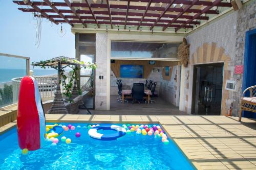 una piscina en medio de una casa en Nhar Accommodation House en Sohar