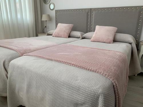 due letti uno accanto all'altro in una camera da letto di Apartamento Los Arcos a Llanes