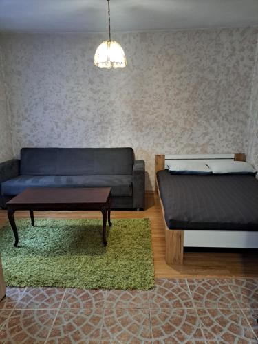 een woonkamer met een bank en een salontafel bij Dobar san in Zagreb