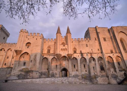 Fotografia z galérie ubytovania Lunaria Annua Coeur Centre-Historique Avignon, à deux pas du Palais, 4-5 personnes Clim Wifi v Avignone