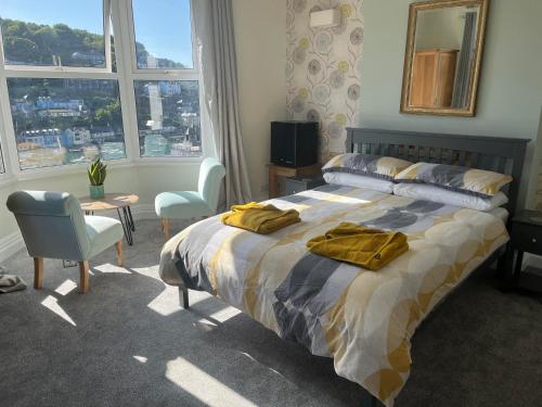 um quarto com uma cama com duas toalhas em Penwyn Bed and Breakfast em Looe