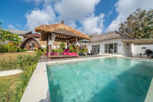 une villa avec une piscine et un kiosque dans l'établissement Villa Bali Paradis, à Jimbaran