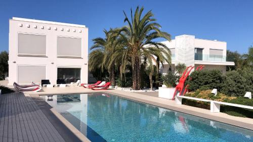 een zwembad voor een wit gebouw bij Villa VINNER 1 Wellness & SPA in Monopoli