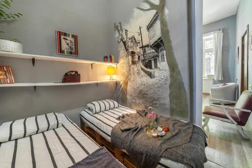Sala de estar con 2 camas y mesa en Hostel Indie Mindie, en Tiflis