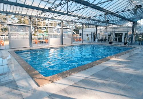 Chez Ced et Laeti, Appartement privé avec jardin et terrasse dans résidence l'estuaire muni d'une piscine couverte et aire de jeu, Linge de lit et de salle d'eau ainsi que télé, compris dans le tarif Profitez à fond de notre belle région