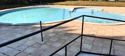 une piscine accessible par un escalier. dans l'établissement Chez Ced et Laeti, Appartement privé avec jardin et terrasse dans résidence l'estuaire muni d'une piscine couverte et aire de jeu, Linge de lit et de salle d'eau ainsi que télé, compris dans le tarif Profitez à fond de notre belle région, au Le Verdon-sur-Mer