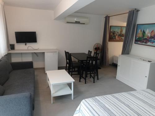 a living room with a couch and a table at Hotel Casa Coco in Boca Chica