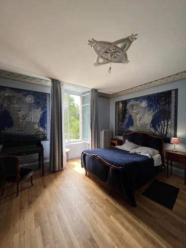 une chambre avec un lit et une fenêtre dans l'établissement LANGRES- NOGENT 52800 -villa LA FORGE - sortie autoroutes A5-A31-Langres nord, à Nogent