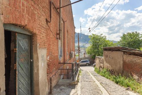 El barrio en el que está el hostal o un barrio cercano