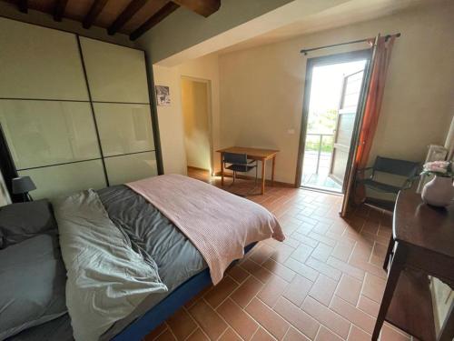 A bed or beds in a room at Appartement - Le corti di Orciatico