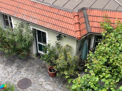 an overhead view of a house with plants at Winzerhof - Gästehaus Stöger in Dürnstein