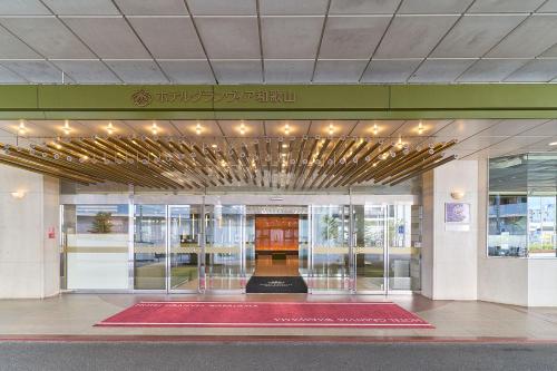 和歌山市にあるホテルグランヴィア和歌山の建物前の赤敷物ロビー