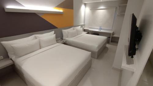 TV a/nebo společenská místnost v ubytování Agogo Downtown Hotel Surabaya